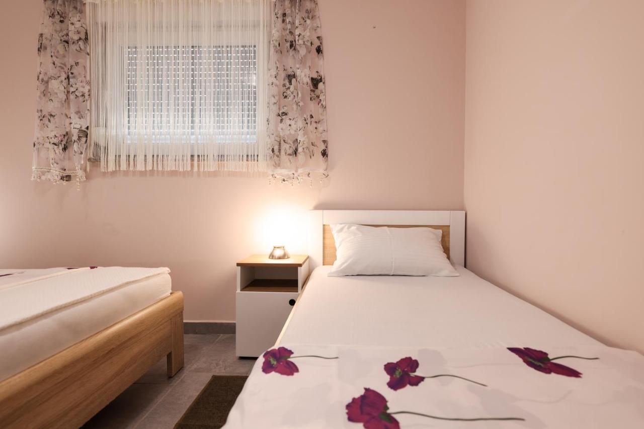 Two Bedroom Sunset Apartment Vir